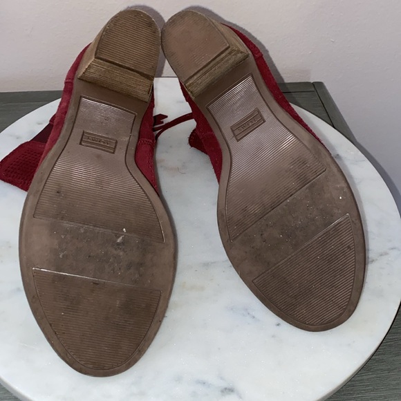 EUC TOMS “Majorca” Peep Toe Perforated Burgundy Wine Suede Ankle Booties Sz 7.5 - Picture 10 of 17